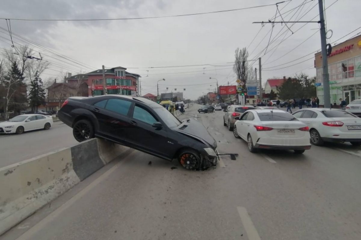 В Ростове на проспекте Стачки произошло столкновение двух автомобилей