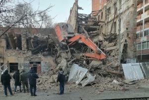В Ростове с 3 этажа здания рухнул экскаватор