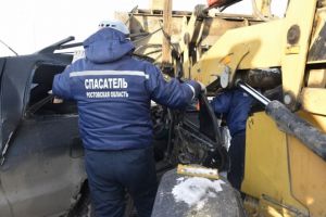 В Ростовской области в ковше трактора зажало автомобиль