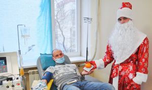 4 января на станции переливания крови доноров будет встречать Дед Мороз